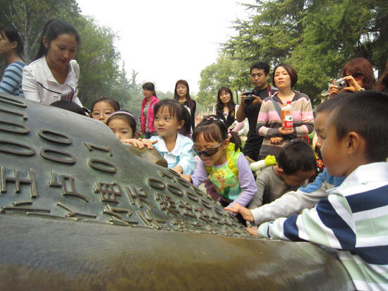 爬在“悟”上找字宝宝
