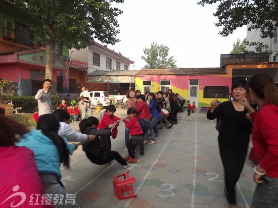 河南台前红缨第一幼儿园举办亲子运动会
