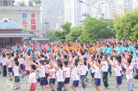 红缨小红帽幼儿园举办第二届亲子马拉松活动