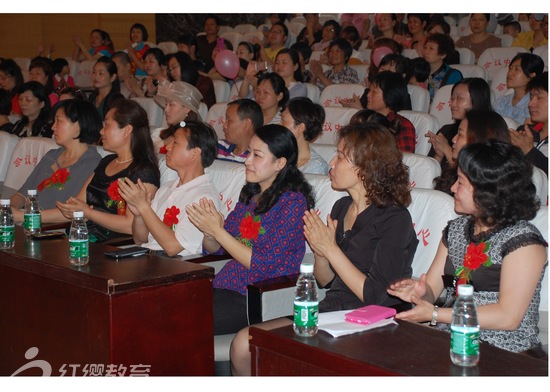 湖北洪湖红缨七色花幼儿园召开家长见面会