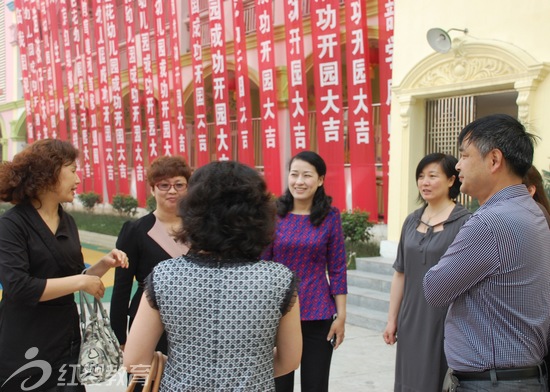 湖北洪湖红缨七色花幼儿园召开家长见面会