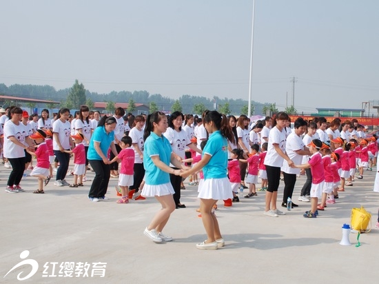 河北白沟红缨晨阳幼儿园举办大型亲子广场舞活动