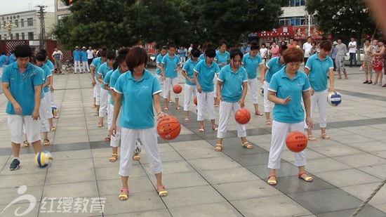 辽宁营口红缨鸿城书香苑幼儿园举办首届亲子广场舞活动