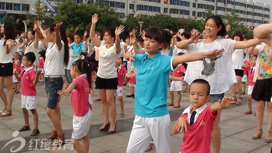 辽宁红缨鸿城书香苑幼儿园举办首届亲子广场舞