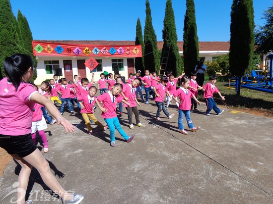 江西景德镇红缨大拇指幼儿园与老人共度重阳节