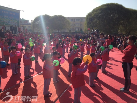 新疆和硕红缨乖孩子幼儿园举办2013年秋季亲子运动会