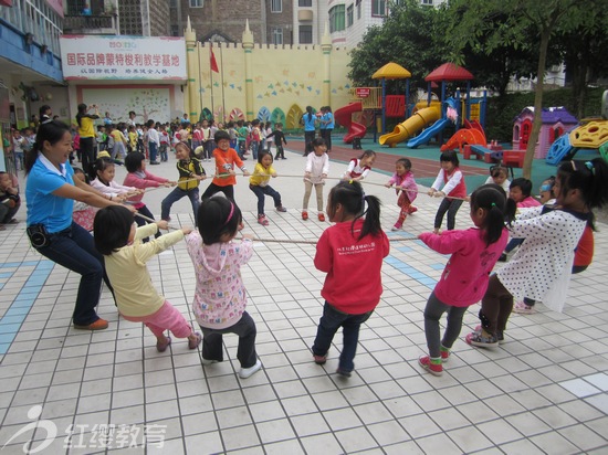 广西玉林红缨工会幼儿园展示“阳光体育”