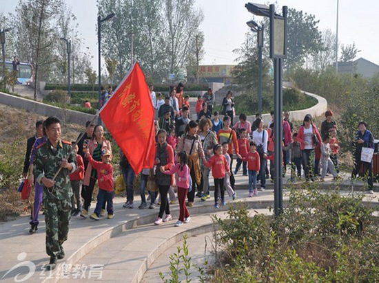 山东高密红缨向阳幼儿园举办采摘秋游活动