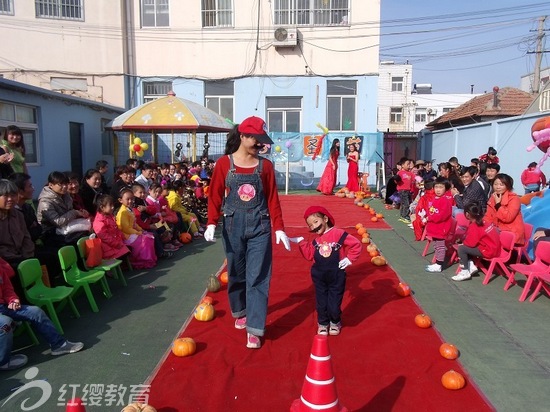 山东青岛红缨艺星幼儿园举办万圣节走秀活动