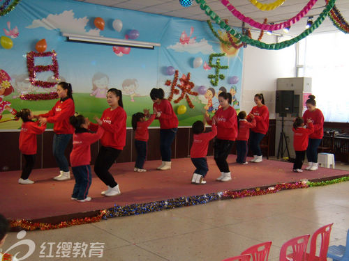 山西汾西红缨阳光双语幼儿园举办新年联欢活动