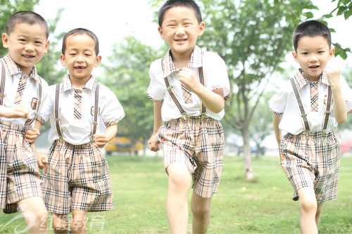 湖北孝感红缨北辰幼儿园组织毕业班幼儿到大学活动