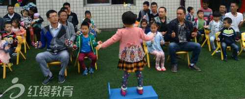 四川自贡红缨金豆豆幼儿园举办六一文艺晚会