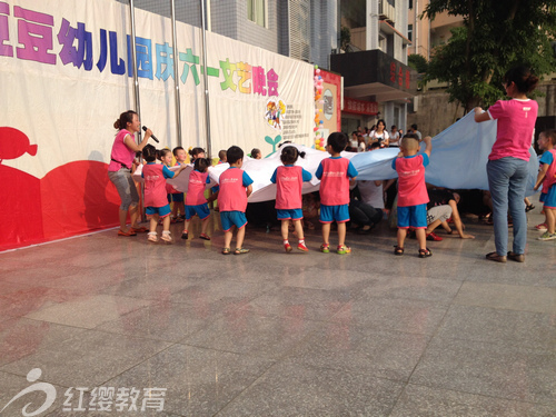 四川自贡红缨金豆豆幼儿园举办六一文艺晚会