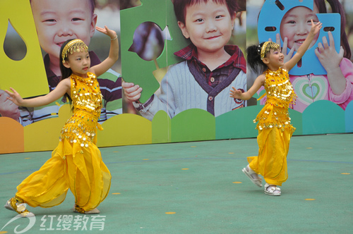 河北承德红缨宽城幼儿园举办大型亲子广场舞活动 