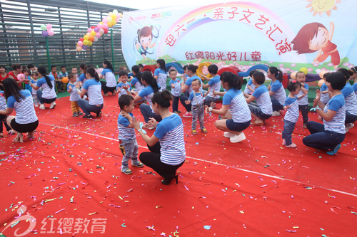 江西赣州寻乌红缨商业中心幼儿园举办迎六一亲子文艺汇演