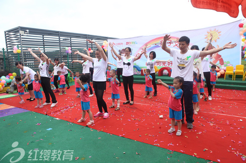 江西赣州寻乌红缨商业中心幼儿园举办迎六一亲子文艺汇演