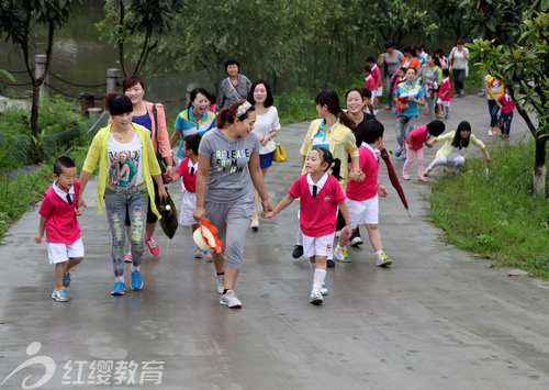 陕西安康红缨高新幼儿园组织“初夏采摘”活动