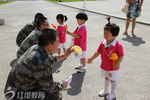 内蒙古呼和浩特红缨快乐天使幼儿园参观军营活动 