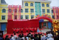 被教师的精彩表演深深的吸引的家长朋友们！
