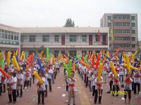 家长和孩子互动共度节日