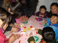 幼儿在教师指导下制作礼物